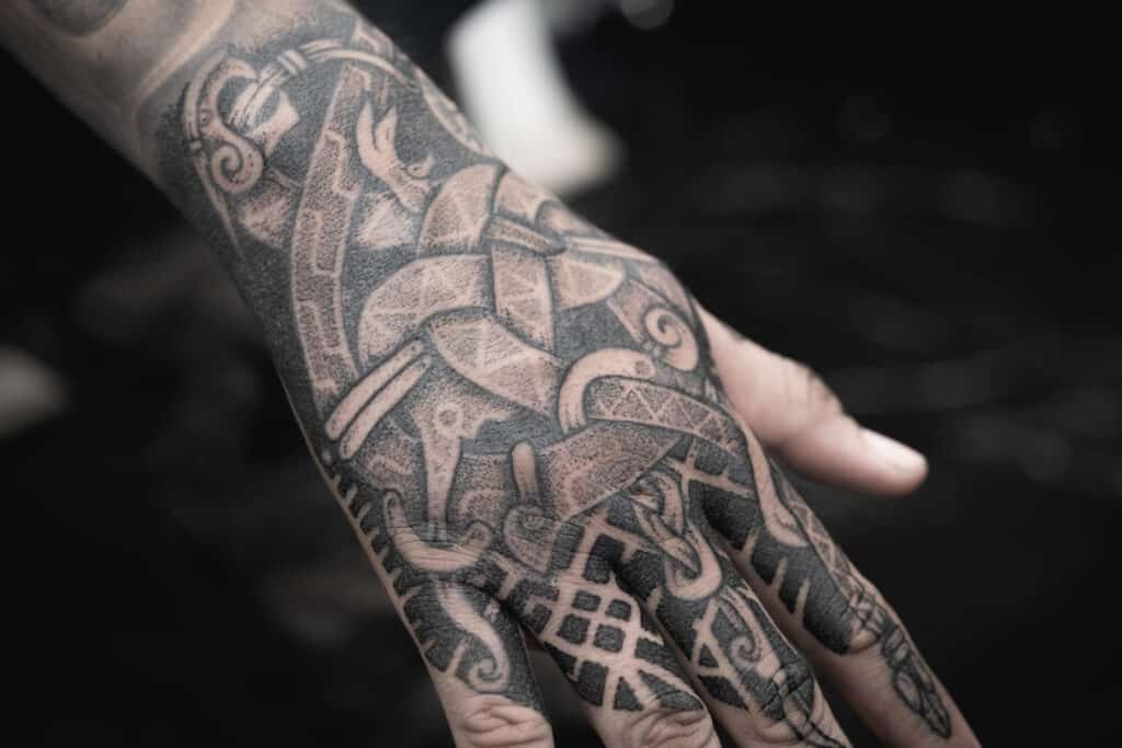 This finger and hand tattoo was done by Vitalii.